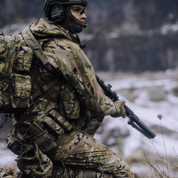 Helikon Tex Hosen Outdoor tragbar wie von diesen Soldaten bei winterlichen Bedingungen.