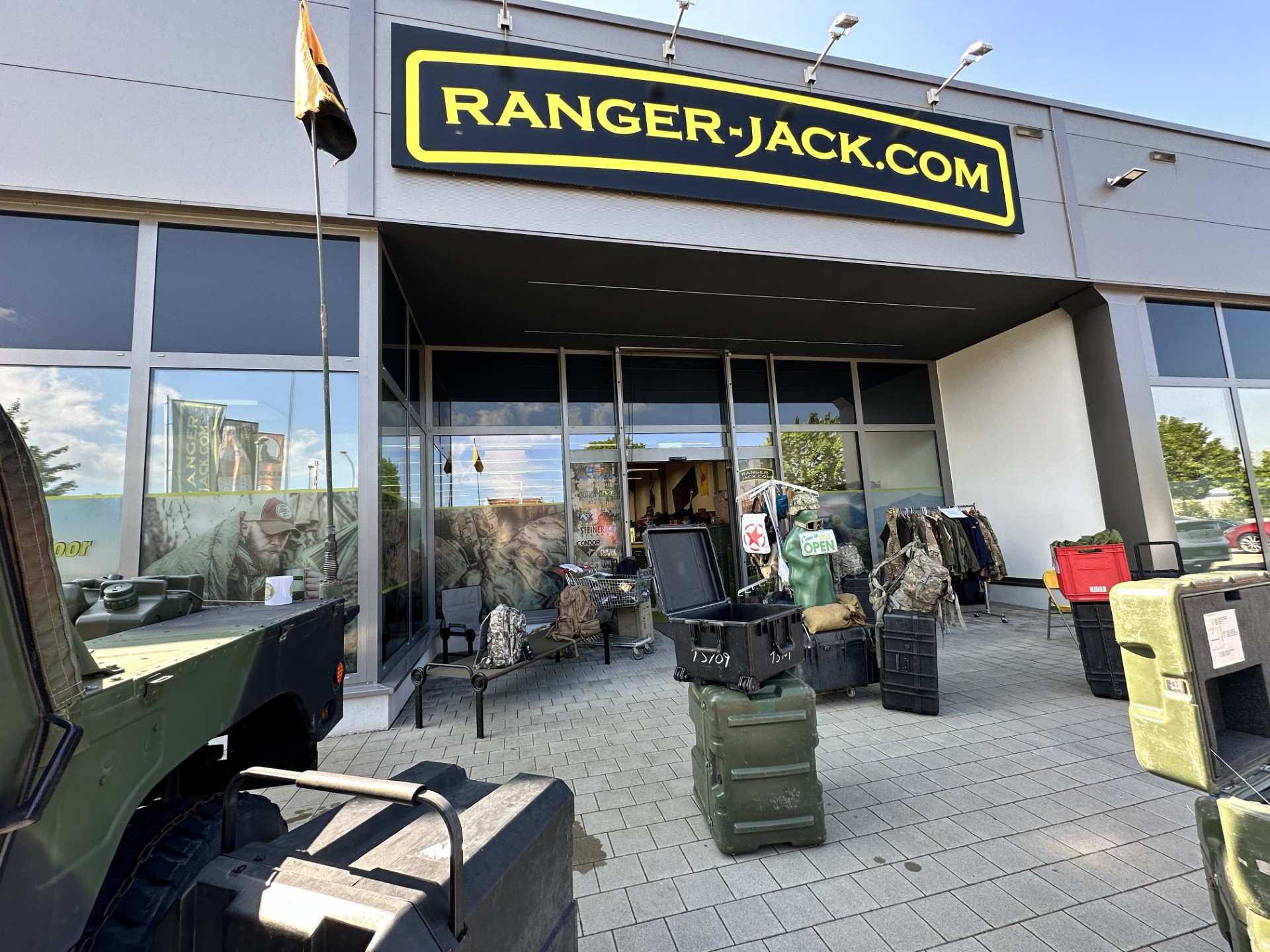 Das Amberger Ranger Jack Militär-, Outdoor- und Bushcraftgeschäft von außen.