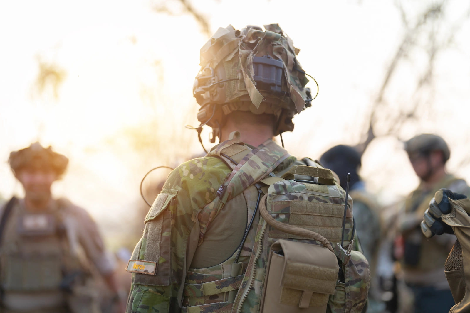 Army Shop Nürnberg - Ein Militär getarnter Mann von hinten, im Vordergrund sind weitere Personen.