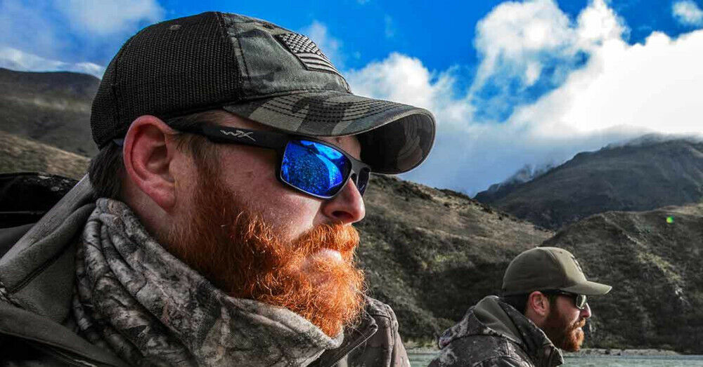 Wiley X Eyewear getragen von einen bärtigen Mann mit Cap mit Bergen im Hintergrund.