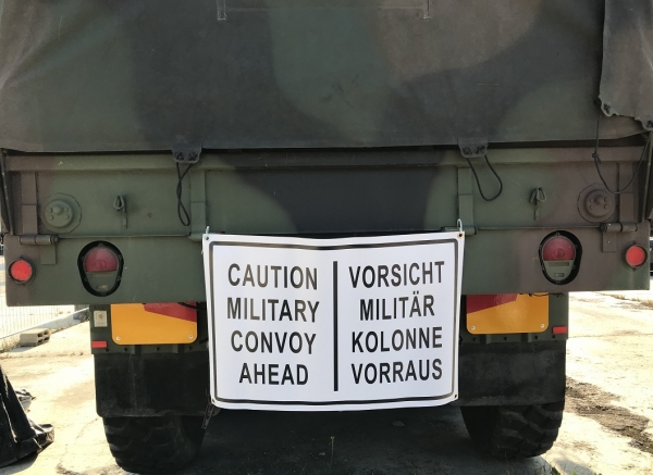 US Army CAUTION MILITARY CONVOY AHEAD VORSICHT MILITÄR KOLONNE VORRAUS Sign Banner